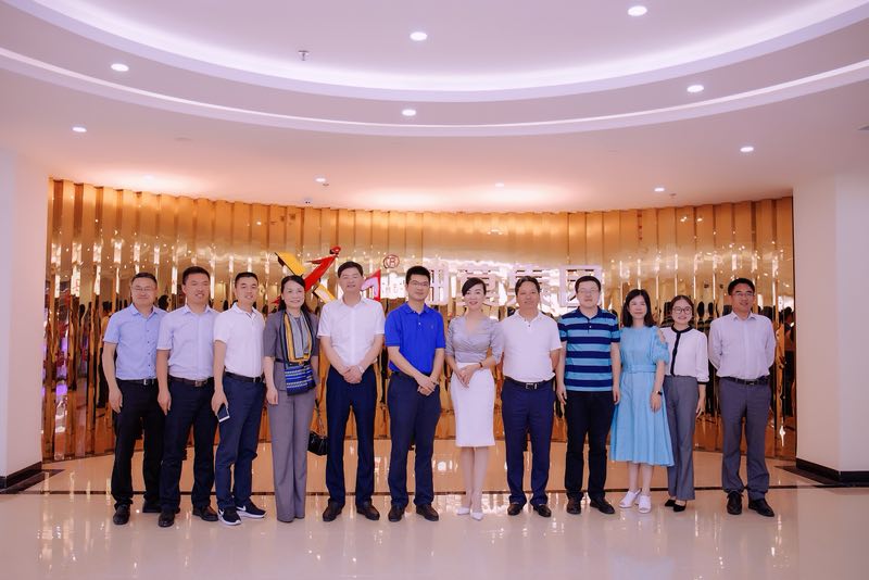 細莫受到高度贊揚--開福區(qū)劉擁兵區(qū)長及區(qū)領(lǐng)導(dǎo)一行到訪細莫食品