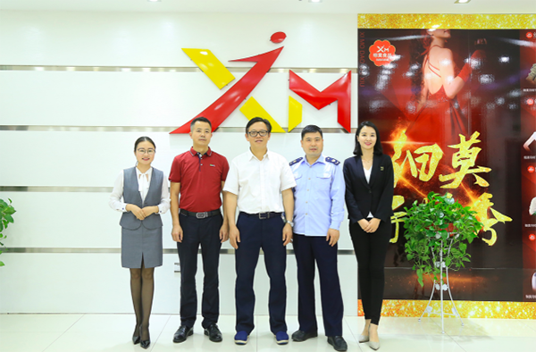 助力細(xì)莫快發(fā)展 實(shí)現(xiàn)企業(yè)新價(jià)值——長(zhǎng)沙金霞經(jīng)濟(jì)開(kāi)發(fā)區(qū)一行領(lǐng)導(dǎo)蒞臨細(xì)莫食品參觀(guān)指導(dǎo)
