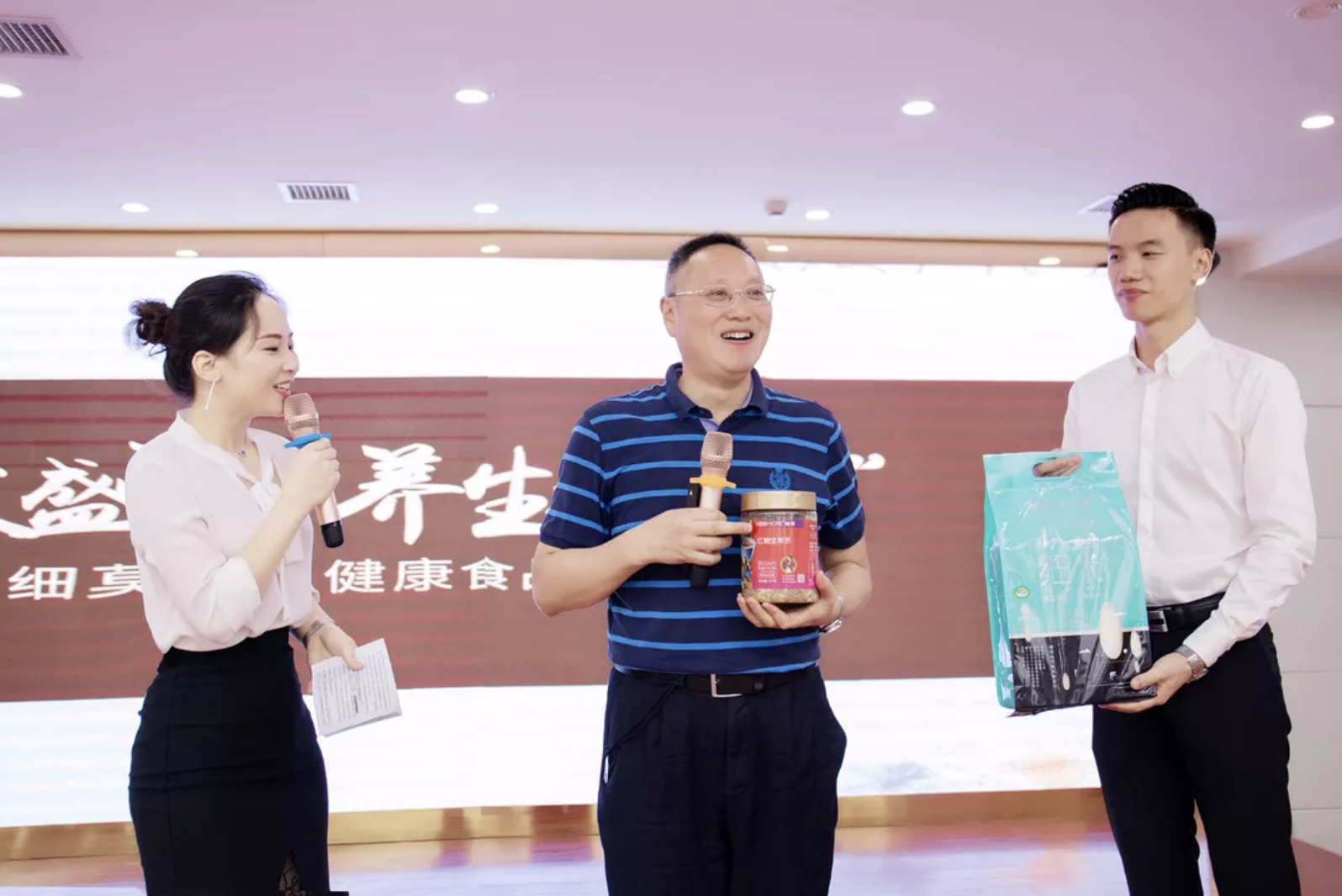 中醫(yī)養(yǎng)生專家李定文教授為細(xì)莫紅糖堅(jiān)果茶打CALL！